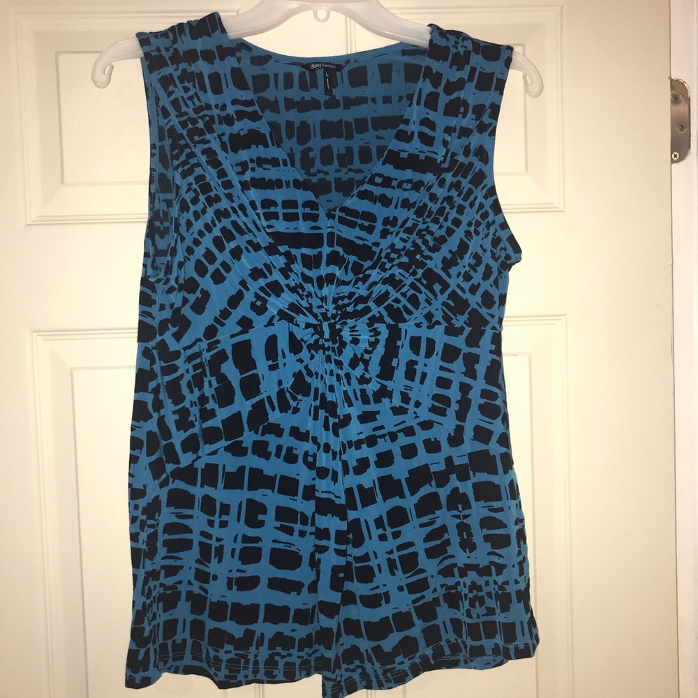 Sleeveless dress shirt.